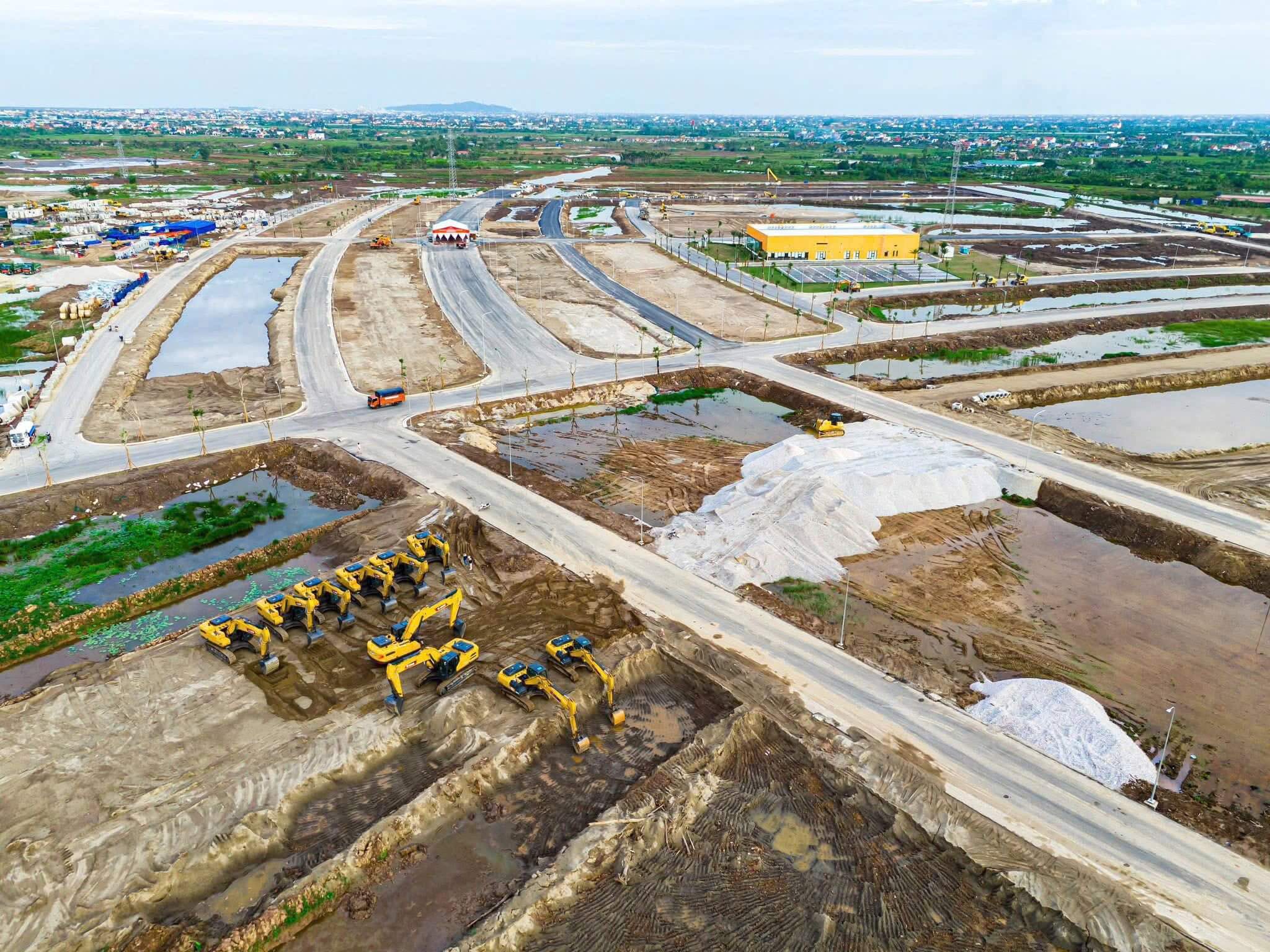 Tiến độ xây dựng dự án Vinhomes Golden City - tháng 5/2025 3 máy móc thi công dự án